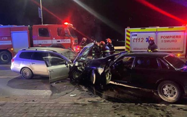 O tânără a decedat în urma unui accident grav la ieșirea din Botoșani O tânără de 26 de ani și-a pierdut viața la spital în urma unui accident rutier grav, petrecut sâmbătă seară la ieșirea din municipiul Botoșani spre Suceava