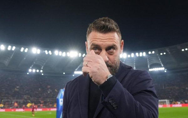 De Rossi, o revenire emoționantă la Roma Daniele De Rossi a fost primit cu brațele deschise de fanii AS Roma și de foștii săi jucători, cum ar fi Paulo Dybala, Soule și Mancini, într-o ceremonie care a avut loc duminică seara la Stadionul Olimpico