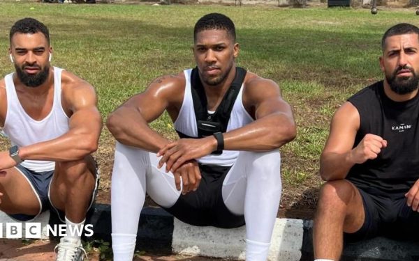 Tragedie în lumea boxului: Joshua, afectat de pierderi imense Boxerul britanic Anthony Joshua se află într-un moment dramatic după ce a pierdut doi prieteni apropiați, inclusiv pe antrenorul său de lungă durată, Ghami, în urma unui accident tragic
