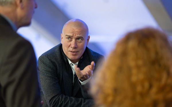 Ministrul Culturii, Andras Demeter, susține modificările anunțate la Legea drepturilor de autor, afirmând că acestea vor aduce beneficii autorilor și artiștilor, chiar dacă unele părți și-au exprimat reticență față de inițiativa guvernamentală