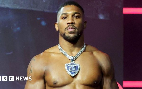 Accident tragic pe autostrada Lagos-Ibadan: Anthony Joshua implicat într-o coliziune mortală Anthony Joshua, celebrul boxer greu britanic, a fost implicat într-un accident de mașină grav, soldat cu moartea a două persoane