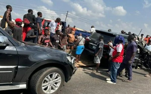 Anthony Joshua, rănit grav într-un accident rutier în Nigeria Celebrul boxer britanic Anthony Joshua a fost implicat într-un accident rutier devastator în Nigeria, soldat cu moartea a două persoane din staff-ul său