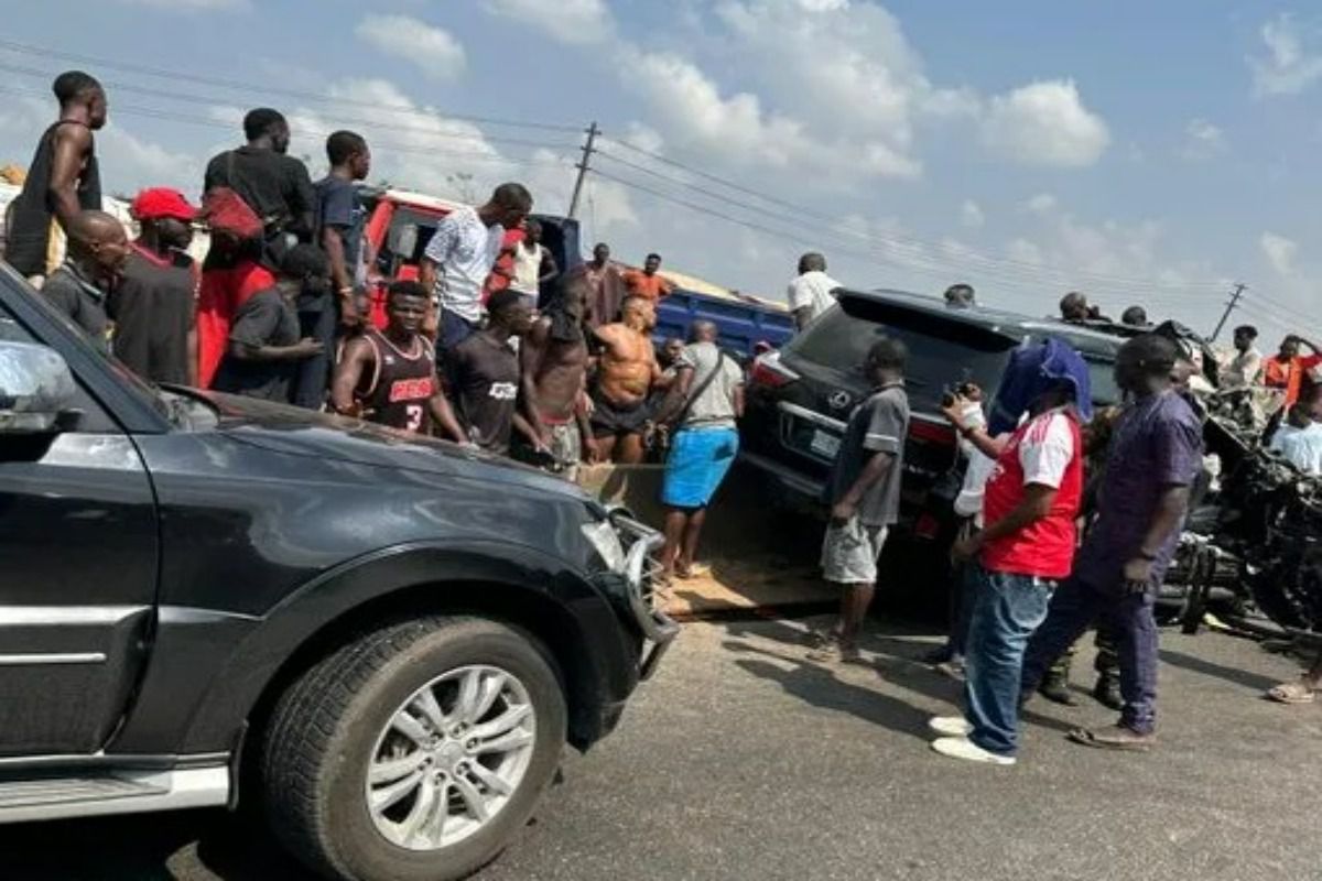 Anthony Joshua, rănit grav într-un accident rutier în Nigeria Celebrul boxer britanic Anthony Joshua a fost implicat într-un accident rutier devastator în Nigeria, soldat cu moartea a două persoane din staff-ul său