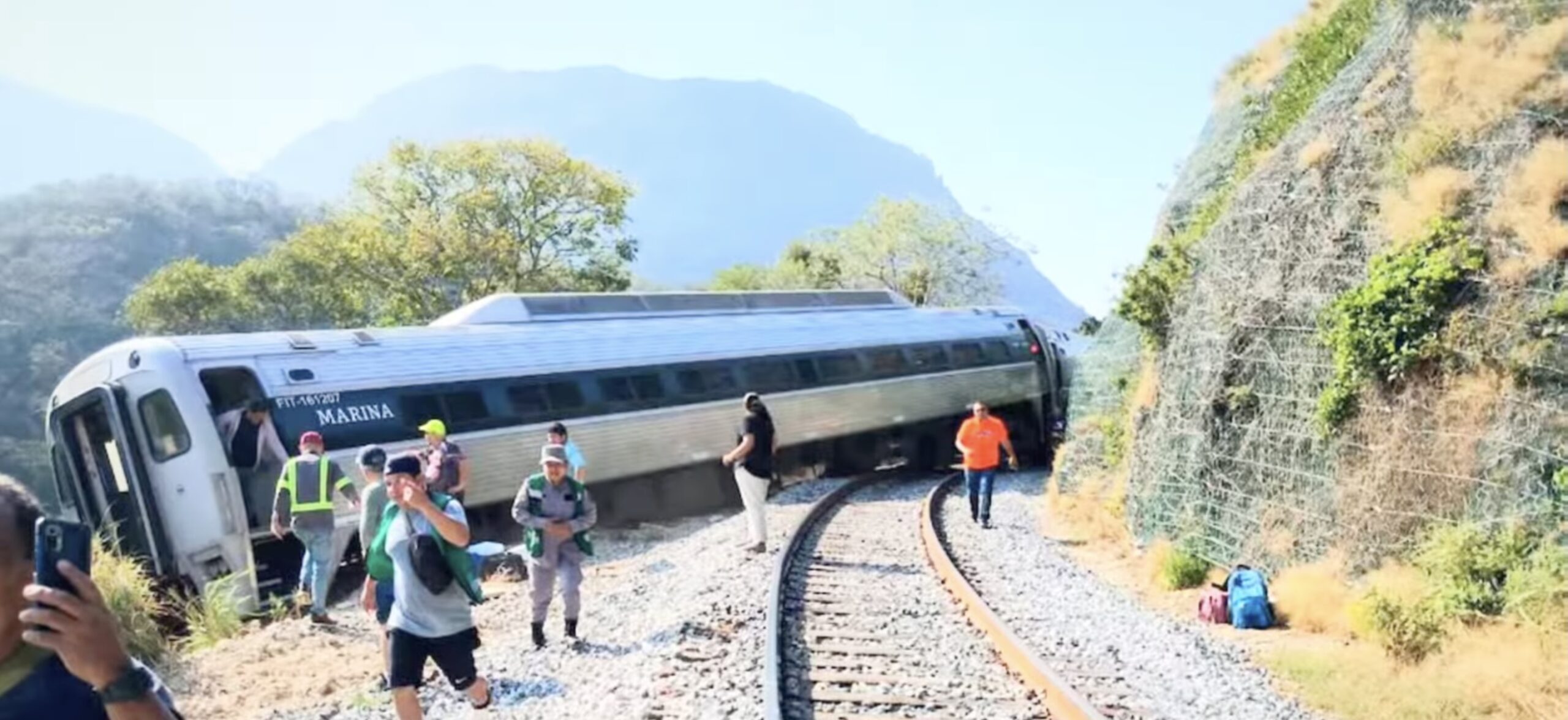 [ad_1] Un tren cu 241 de pasageri și nouă angajați feroviari a părăsit șinele duminică, în statul mexican Oaxaca, potrivit unei declarații a marinelor locale, care administrează această linie