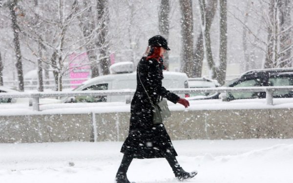 Rezumat: Meteorologii au emis o alertă cod Roșu de ninsori și vânt puternic în zonele montane ale României, valabilă până luni la 10:00