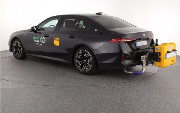 Programul GreenNCAP, inițiat de organismele europene pentru evaluarea impactului real al mașinilor asupra mediului, a publicat recent rezultate care scot în evidență discrepante surprinzătoare între datele oficiale ale fabricantilor și performanțele reale în condiții de utilizare zilnică