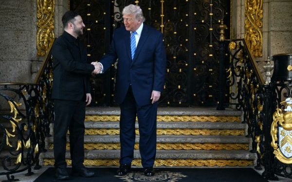 Rezumat: Președintele Ucrainei, Volodymyr Zelensky, s-a întâlnit cu fostul președinte american Donald Trump la Mar-a-Lago pentru a discuta un plan de pace în Ucraina