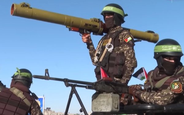 Hamas reafirmă revendicările armate în fața escaladării violenței în Fâșia Gaza Într-un climat tensionat marcat de conflicte prelungite și acuzări reciproce, brigăzile Ezzedin al-Qassam, aripa militară a Hamas, au emis luni un mesaj clar: „poporul palestinian nu va renunţa la arme atât timp cât ocupaţia israeliană continuă”