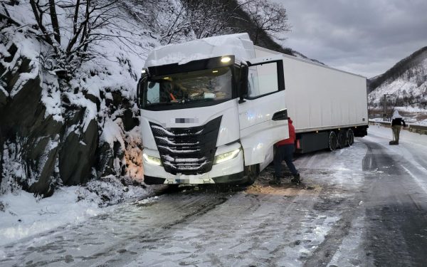 Ceața iernii îngreunează traficul pe Valea Oltului: drum blocat din cauza ninsorilor abundente și a autocamioanelor avariate Traficul rutier de pe DN 7, ruta de principală care face legătura între București și localitatea de la sud-vest de țară, Valea Oltului, s-a desfășurat marți seara cu dificultate acută