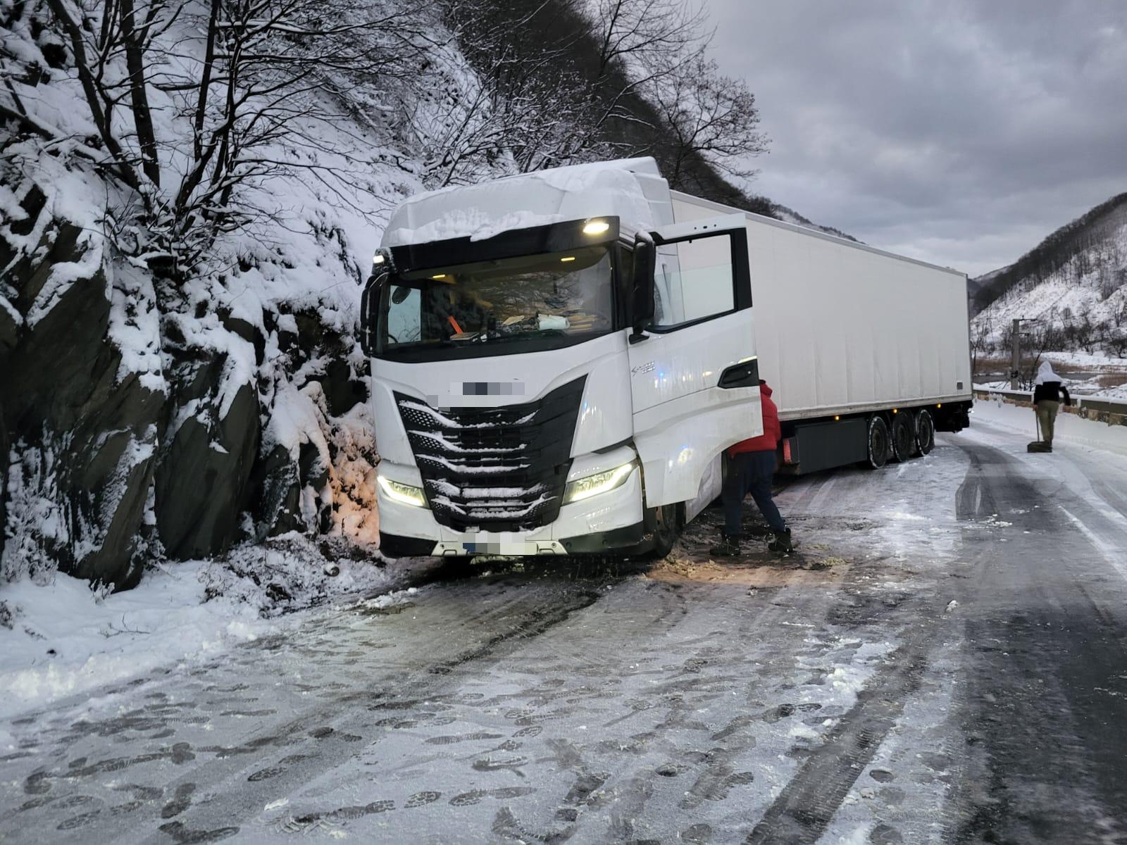 Ceața iernii îngreunează traficul pe Valea Oltului: drum blocat din cauza ninsorilor abundente și a autocamioanelor avariate Traficul rutier de pe DN 7, ruta de principală care face legătura între București și localitatea de la sud-vest de țară, Valea Oltului, s-a desfășurat marți seara cu dificultate acută
