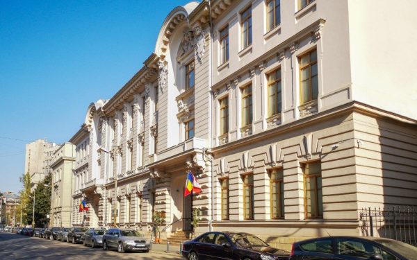 Peste 7.800 de locuri sunt disponibile pentru admiterea la Academia de Științe Economice (ASE) în sesiunea din această vară, jumătate dintre acestea fiind finanțate de la bugetul de stat