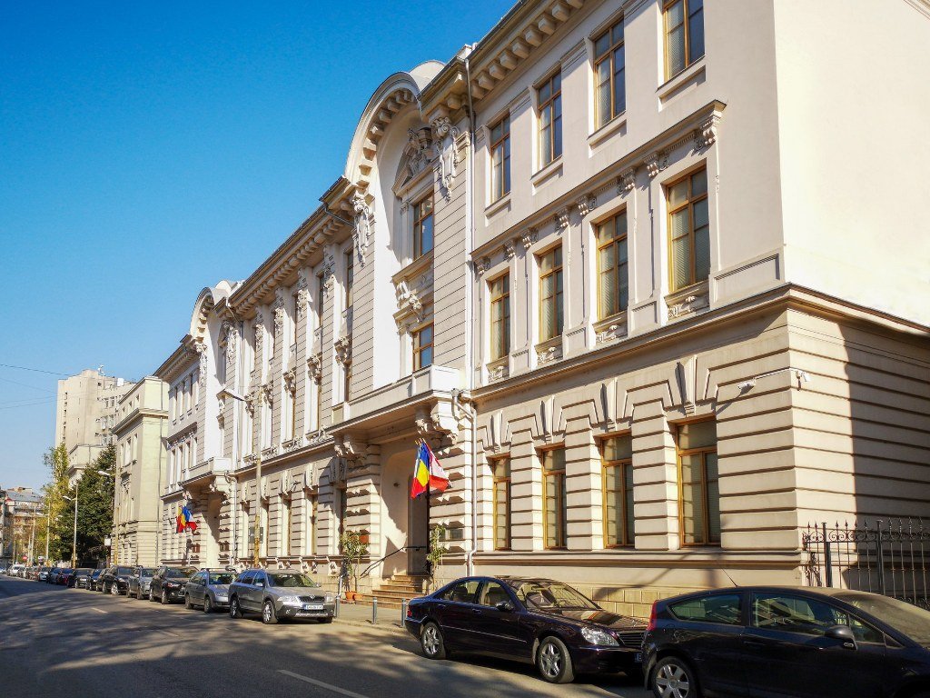 Peste 7.800 de locuri sunt disponibile pentru admiterea la Academia de Științe Economice (ASE) în sesiunea din această vară, jumătate dintre acestea fiind finanțate de la bugetul de stat