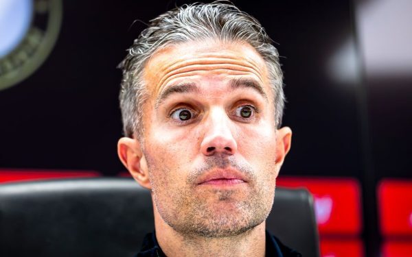 Conflictul între Robin van Persie și adversari, o confruntare aprinsă!