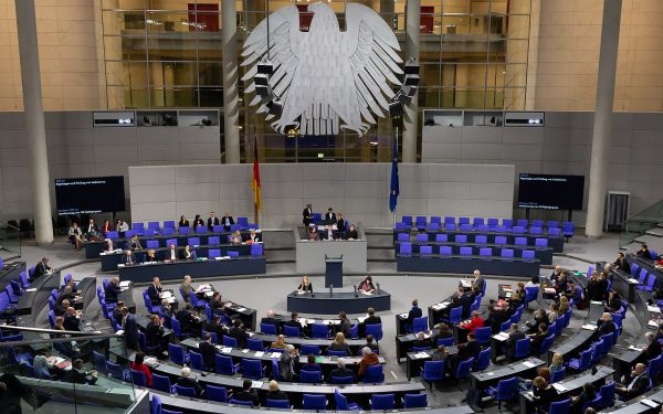 Parlamentul german a adoptat joi o lege menită să accelereze și să simplifice procesele de achiziție de armament pentru forțele armate, o mișcare ce reflectă necesitatea actualizării urgentă a capabilităților militare în contextul tensiunilor globale majore