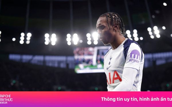 Mathys Tel, exclus din nou din lotul Ligii Campionilor de Tottenham Mathys Tel, tânărul atacant francez de doar 19 ani, a fost exclus din nou din lotul lui Tottenham Hotspur pentru Liga Campionilor, la doar șapte luni după ce s-a alăturat echipei din Londra pentru suma de 30 de milioane de lire sterline