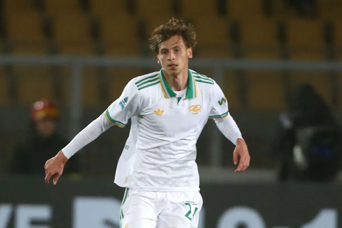 Roma avansează în optimile Europa League după un egal tensionat la Atena Într-o partidă plină de neprevăzut, AS Roma a reușit să se califice în optimile Europa League, obținând un egal, 1-1, în deplasare împotriva Panathinaikos, în ciuda unei inferiorități numerice de 75 de minute