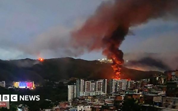 Capturarea lui Maduro: O operațiune fără precedent Într-o întorsătură neașteptată a evenimentelor internaționale, se confirmă că trupele speciale ale Statelor Unite, cunoscute ca Delta Force, au efectuat o operațiune fulgerătoare în Caracas, reușind să îl extragă pe președintele venezuelean Nicolas Maduro, împreună cu soția sa