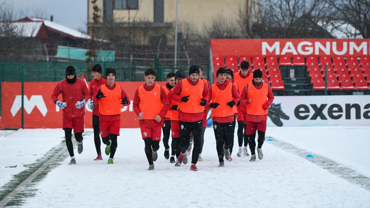 FC Bacău dă startul schimbărilor de lot în pauza de iarnă FC Bacău, echipa moldoveană susținută de frații Pavăl, a început perioada de transferuri cu despărțirea de doi jucători, în cadrul strategiei de reinvestire a lotului