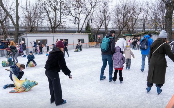 Patinoarul de la Opera Comică pentru Copii continuă să fie o destinație populară pentru familiile bucureștene, rămânând deschis pe tot parcursul lunii ianuarie