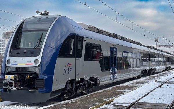 Primele trenuri electrice PESA în România: sosirea la București Obor și planurile de circulație Luni seară, România a făcut un pas important spre modernizarea rețelei feroviare, odată cu sosirea în Capitală a primelor două trenuri electrice de tip PESA, semnate în cadrul unui contract cu Autoritatea pentru Reforme Feroviare (ARF)