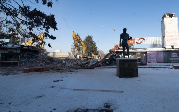 Demolarea Stadionului Dinamo a început oficial marți, marcând sfârșitul unei epoci și deschiderea unui nou capitol pentru simbolul istoric al fotbalului românesc