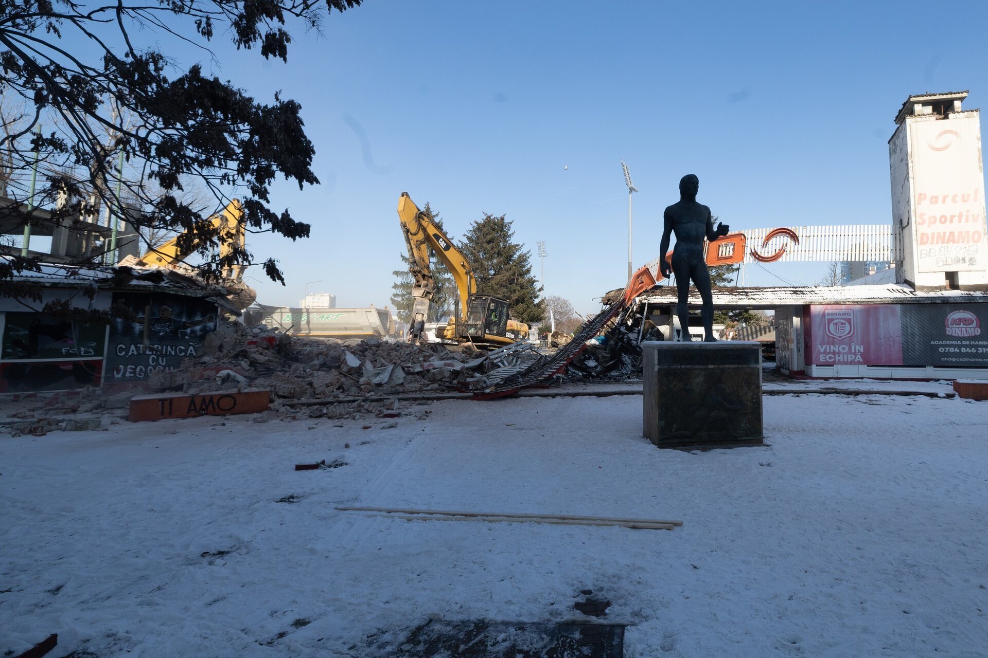 Demolarea Stadionului Dinamo a început oficial marți, marcând sfârșitul unei epoci și deschiderea unui nou capitol pentru simbolul istoric al fotbalului românesc