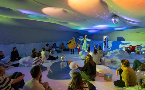 Din luna viitoare, părinții care își aduc pe lume copiii în maternitatile administrate de Autoritatea de Sănătate a Municipiului București (ASSMB) vor beneficia de o surpriză plăcută: bebelușii vor primi bilete gratuite pentru spectacolele multi-senzoriale organizate de Opera Comică pentru Copii