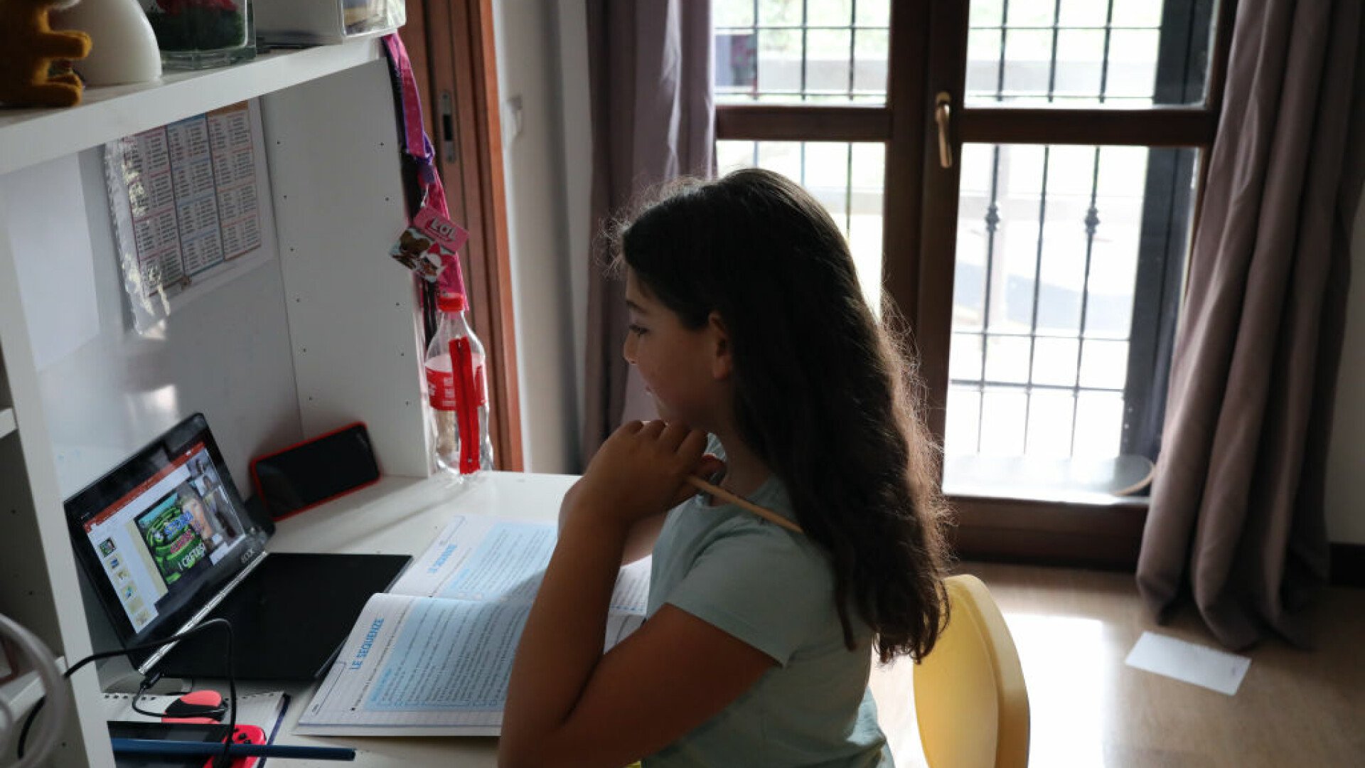 Cursuri online din cauza vremii nefavorabile în șase județe Ministerul Educației a anunțat duminică că activitatea didactică va fi suspendată în șase unități de învățământ din județele Argeș, Arad, Dolj, Gorj, Olt și Timiș, începând cu luni, 12 ianuarie 2026