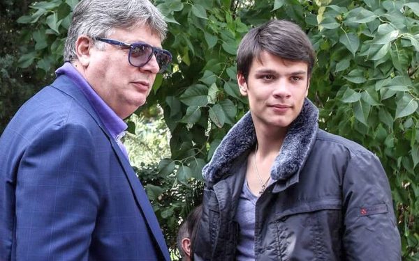 „Confesiunile unui vedetă: La 13 ani, aveam bodyguarzi și petreceri”