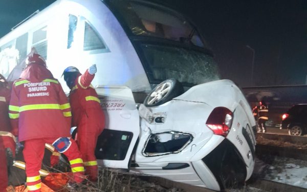 Accident feroviar la Chiajna: trenul R 9427 lovește o mașină răsturnată, evacuare în curs Un incident grav a avut loc marți seară în comuna Chiajna, județul Ilfov, unde un tren aparținând CFR Călători a lovit o mașină răsturnată pe șine