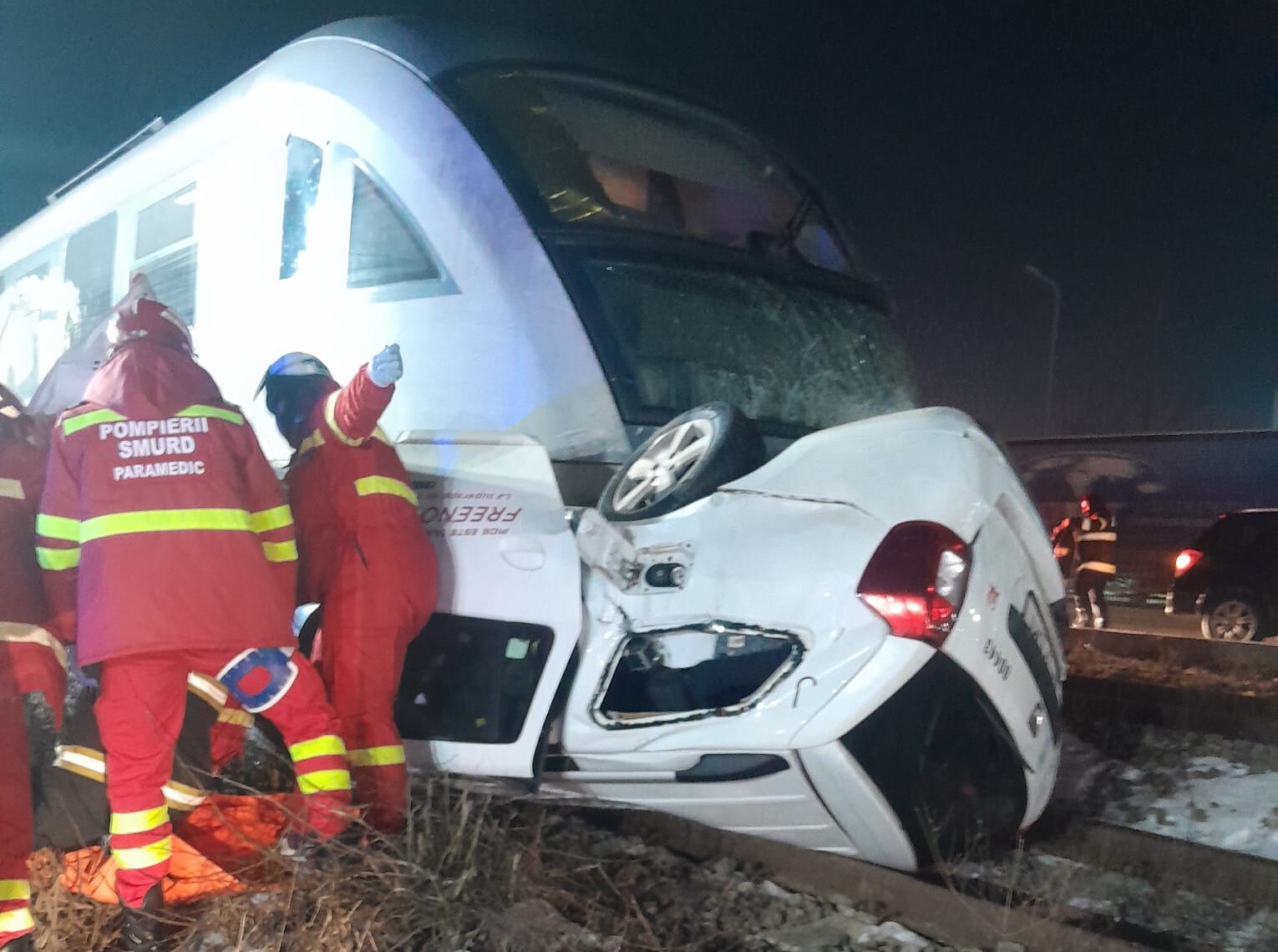 Accident feroviar la Chiajna: trenul R 9427 lovește o mașină răsturnată, evacuare în curs Un incident grav a avut loc marți seară în comuna Chiajna, județul Ilfov, unde un tren aparținând CFR Călători a lovit o mașină răsturnată pe șine