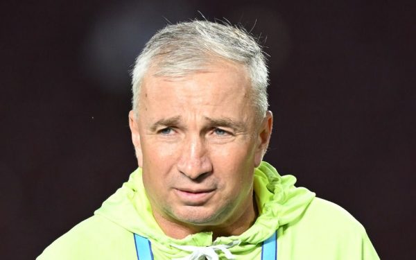 Fiica lui Dan Petrescu la dubla Chelsea – Arsenal din semifinalele Carabao Cup Beatrice-Chelsea, una dintre fiicele fostului mare fotbalist Dan Petrescu, a fost invitată să participe la meciul de semifinală din Carabao Cup dintre Chelsea și Arsenal, care se desfășoară în această seară, cu începere de la ora 22:00, pe prestigiosul teren de la Stamford Bridge