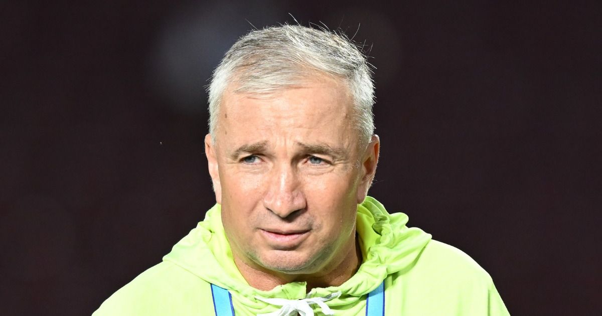 Fiica lui Dan Petrescu la dubla Chelsea – Arsenal din semifinalele Carabao Cup Beatrice-Chelsea, una dintre fiicele fostului mare fotbalist Dan Petrescu, a fost invitată să participe la meciul de semifinală din Carabao Cup dintre Chelsea și Arsenal, care se desfășoară în această seară, cu începere de la ora 22:00, pe prestigiosul teren de la Stamford Bridge