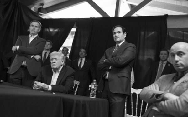 Casa Albă a publicat o serie de fotografii inedite care surprind momentul crucial al unei operațiuni militare spectaculare: capturarea lui Nicolas Maduro, președintele Venezuelei, un eveniment cu impact major pe scena internațională