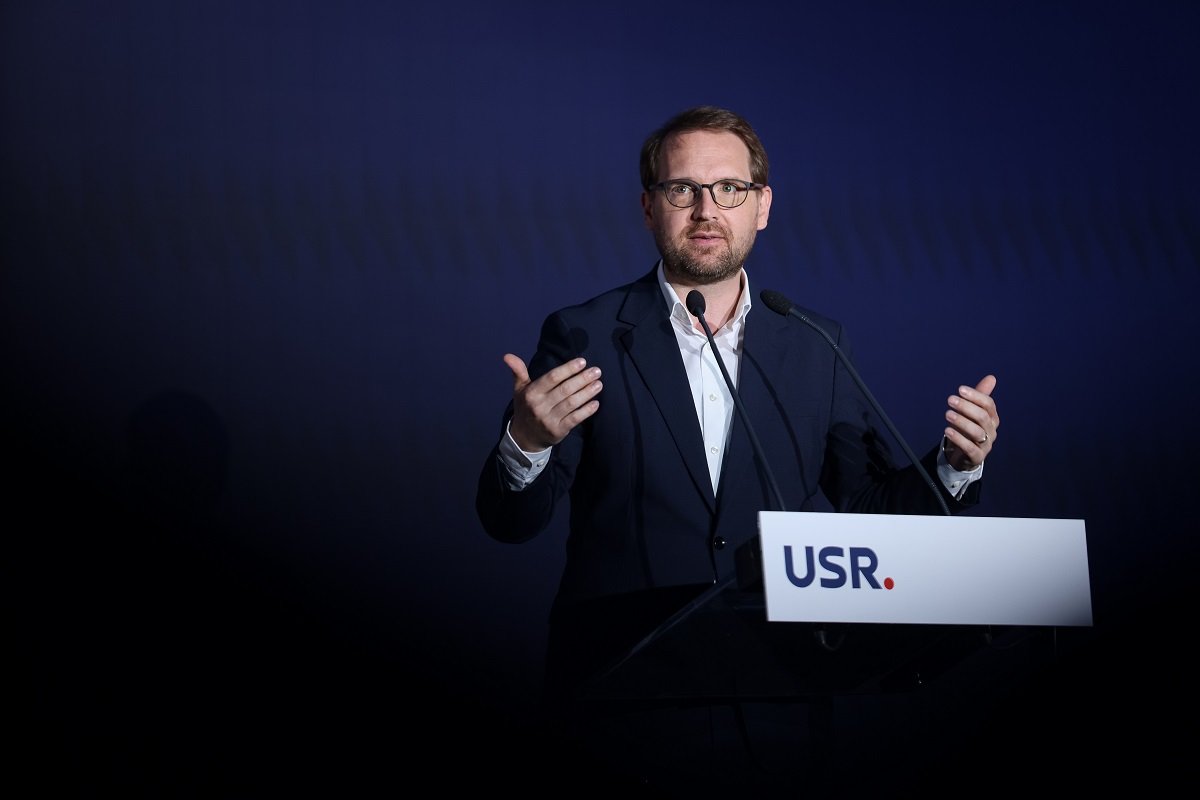 Liderul USR, Dominic Fritz, face apel la partidul de opoziție PSD pentru a se distanța public și clar de atacurile și intimidările îndreptate recent împotriva jurnalistei Emilia Șercan, cunoscută pentru investigarea aprofundată a corupției și a fenomenului de corupție din înalta societate românească