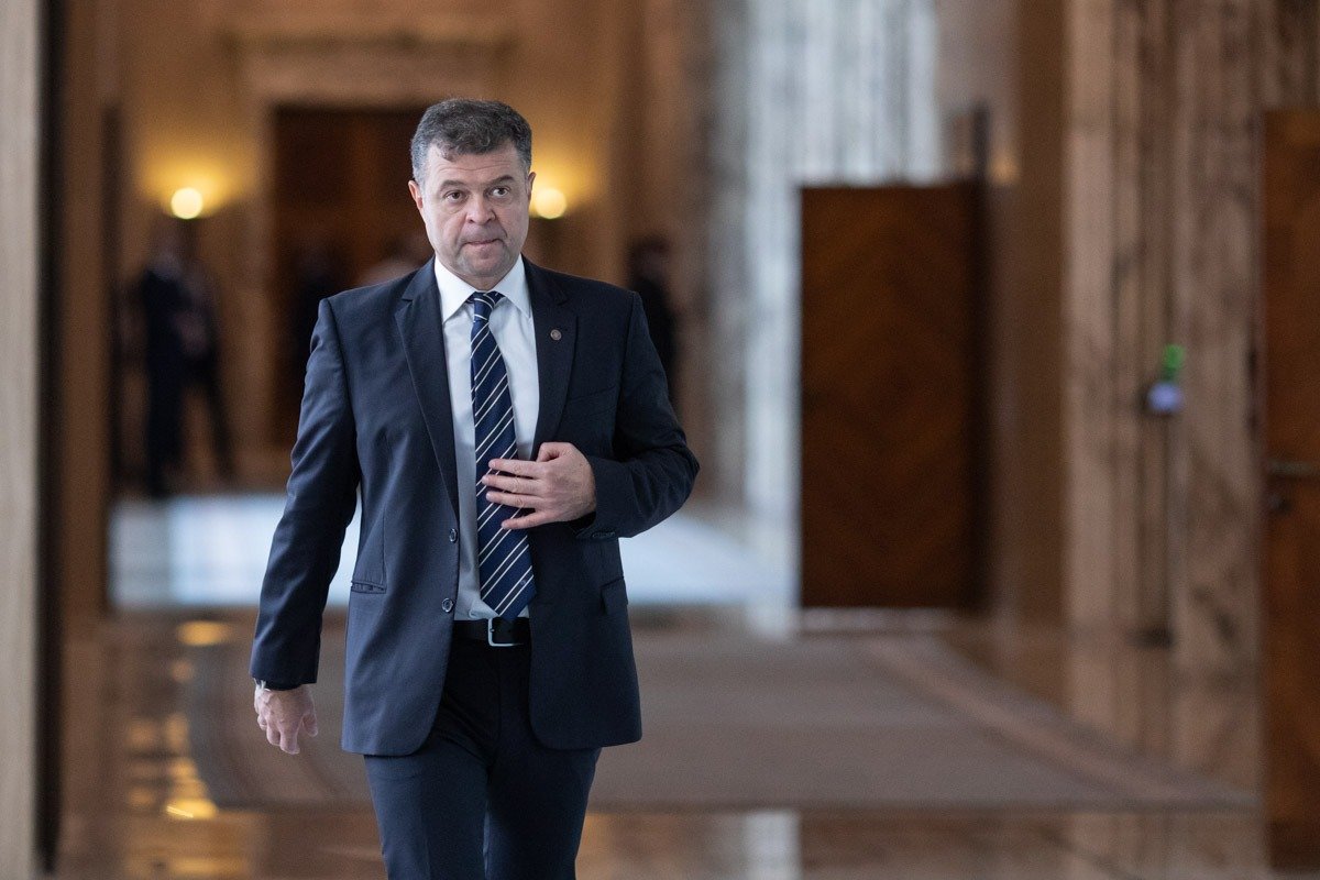 Premierul Ilie Bolojan anunță remanierea în Ministerul Educației: propunerea pentru funcție va fi făcută în ianuarie Ilie Bolojan, premierul interimar al României, a dat vestea așteptată cu privire la viitorul ministru al Educației, afirmând că în luna ianuarie va propune o candidatură pentru această funcție