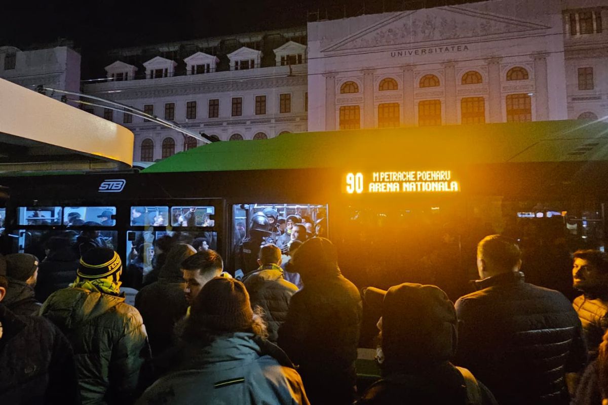 Au venit turcii! Atmosferă vibrantă înainte de meciul FCSB – Fenerbahce Câteva sute de suporteri ai lui Fenerbahce s-au adunat astăzi în Centrul Vechi din București, unde, înainte de ora 17:00, au creat o atmosferă festiva