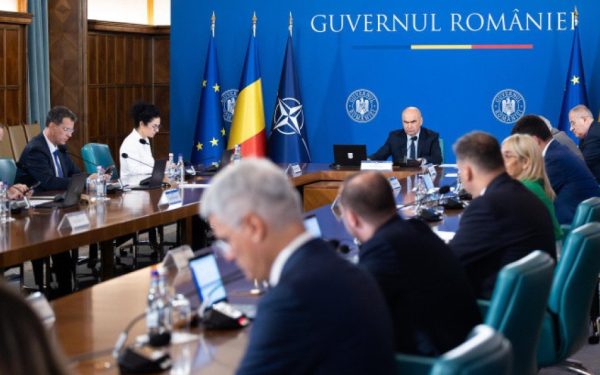 Guvernul sprijină legea care interzice cumulul pensie-salariu la bugetari Guvernul român a discutat, în primă lectură, proiectul de lege care vizează interzicerea cumulului pensiei și salariului pentru bugetari, o măsură destinată în special beneficiarilor de pensii speciale