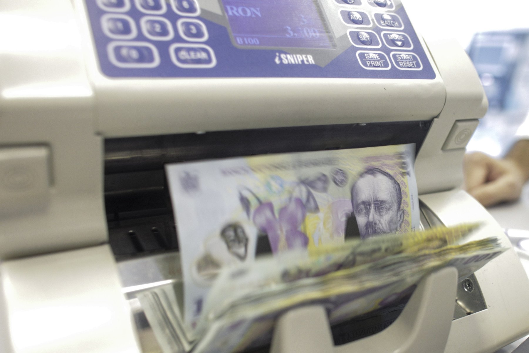 Ministrul Finanțelor, Alexandru Nazare, a dezvăluit joi planul de măsuri economice menite să impulsioneze redresarea și dezvoltarea mediului de afaceri din România