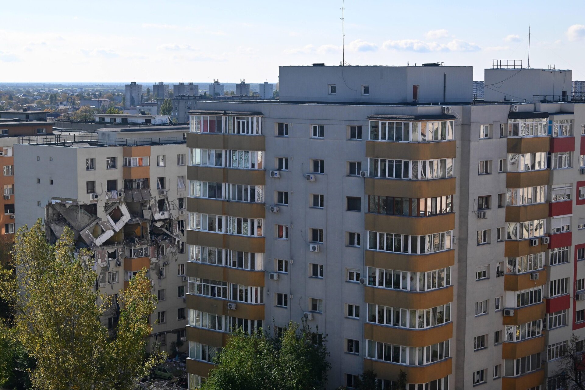 Rețele Electrice, companie responsabilă cu distribuția energiei electrice în zona Sectorului 5 din București, se află în centrul unui scandal grav după explozia devastatoare din cartierul Rahova, care a avut loc în dimineața zilei de 17 octombrie 2025