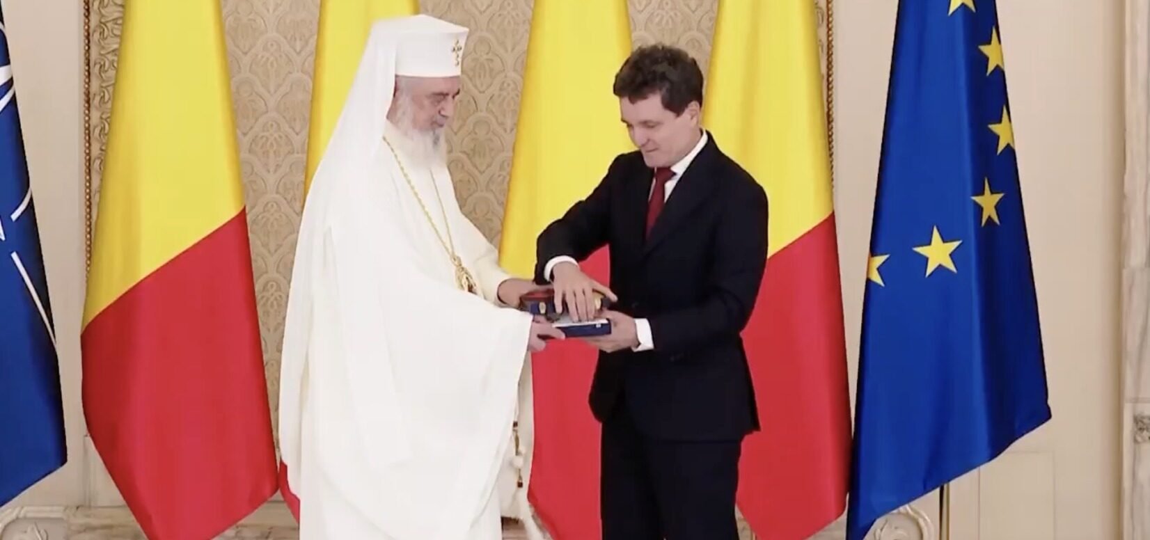 Președintele Nicușor Dan a primit cadouri în valoare de peste 50.000 de lei în anul 2022, ceea ce ridică semne de întrebare privind valorile și protocolul de primire a oferelor oficiale în cadrul aparatului prezidențial