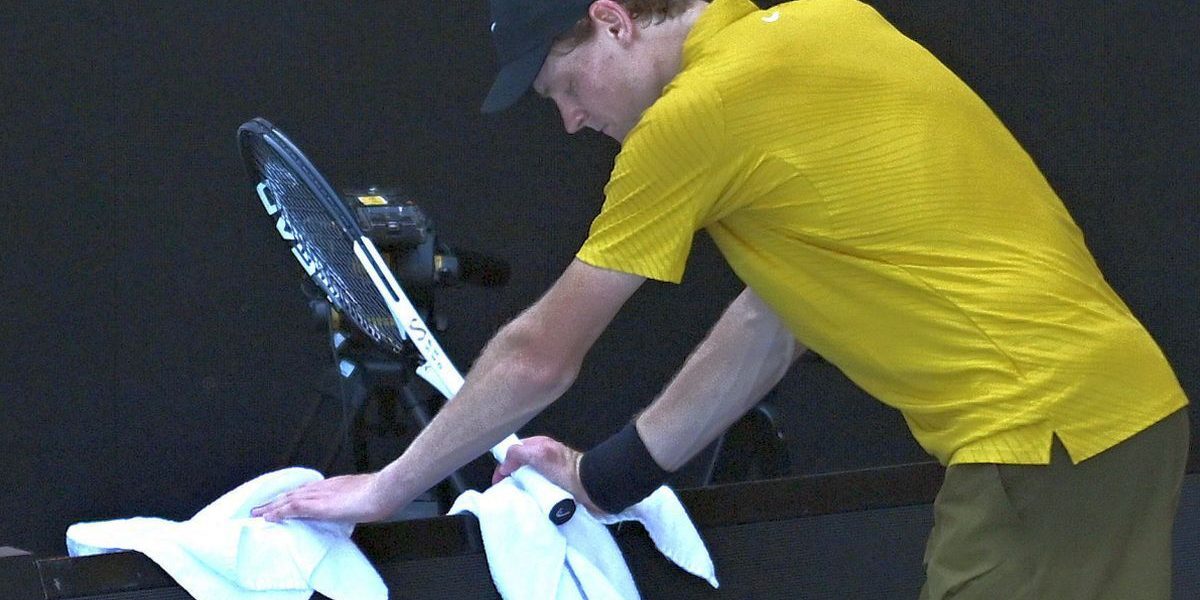 Jannik Sinner, la un pas de eliminare, dar cu o mentalitate de campion Jannik Sinner a trecut prin momente de panică și suferință, însă a reușit să se impună în fața americanului Eliot Spizzirri, avansând în optimile de finală ale Australian Open