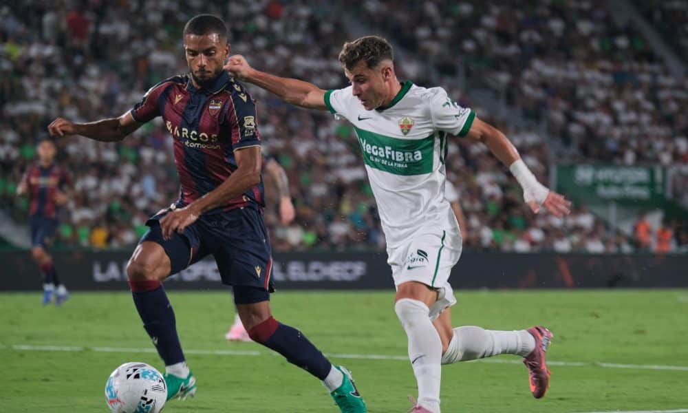 Fotografía de Pablo Miranzo, en la que puede verse en una imagen de archivo del 29 de agosto de 2025 al centrocampista del Elche Germán Valera (d) frente al defensa alemán del Levante Jeremy Toljan (i), durante el partido de la primera vuelta de LaLiga EA Sports entre ambos equipos. EFE