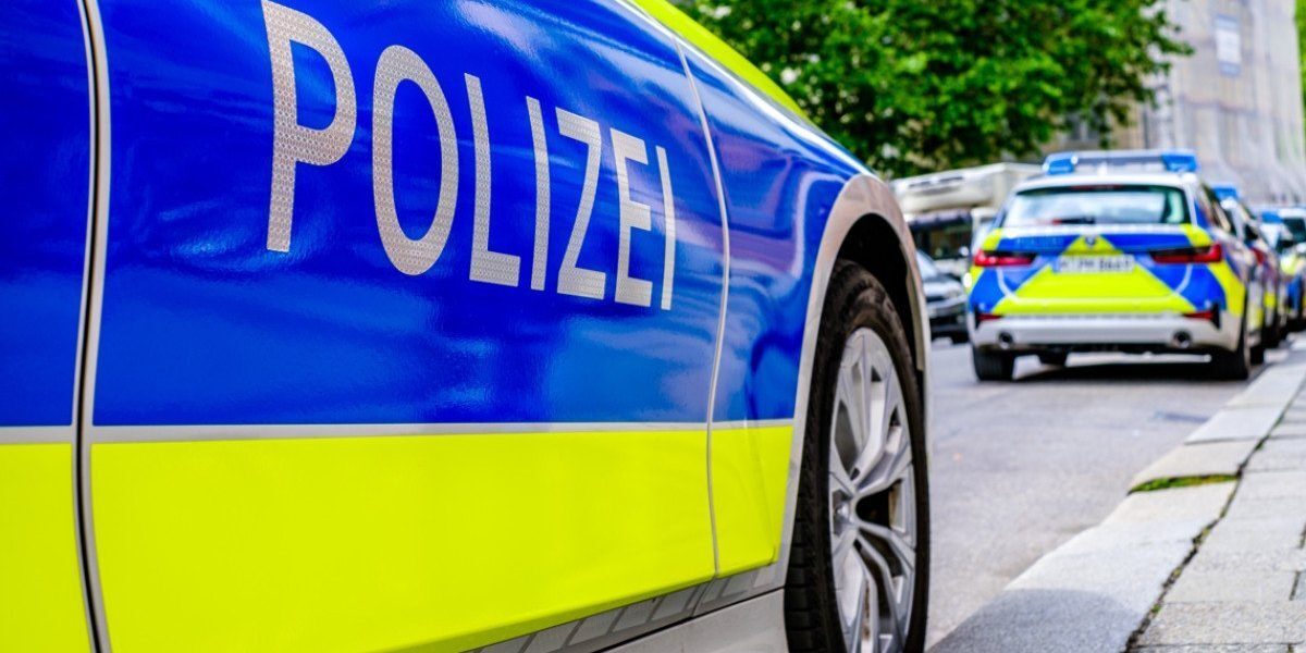 Hoții care au plătit parcarea după un jaf de 30 de milioane de euro Un grup de hoți a dat dovadă de o ironie bizară în timpul uneia dintre cele mai mari spargeri de bănci din Germania, plătind parcarea pentru mașina lor imediat după ce au furat aur, bani cash și bijuterii în valoare de aproximativ 30 de milioane de euro