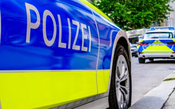 Hoții care au plătit parcarea după un jaf de 30 de milioane de euro Un grup de hoți a dat dovadă de o ironie bizară în timpul uneia dintre cele mai mari spargeri de bănci din Germania, plătind parcarea pentru mașina lor imediat după ce au furat aur, bani cash și bijuterii în valoare de aproximativ 30 de milioane de euro