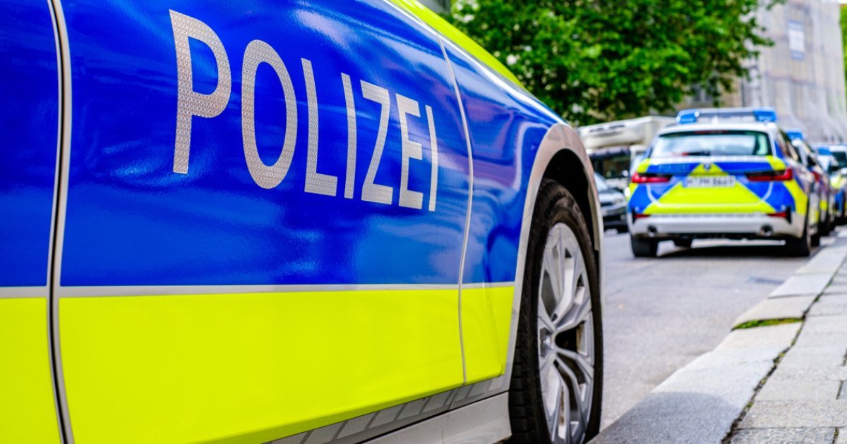 Hoții care au plătit parcarea după un jaf de 30 de milioane de euro Un grup de hoți a dat dovadă de o ironie bizară în timpul uneia dintre cele mai mari spargeri de bănci din Germania, plătind parcarea pentru mașina lor imediat după ce au furat aur, bani cash și bijuterii în valoare de aproximativ 30 de milioane de euro