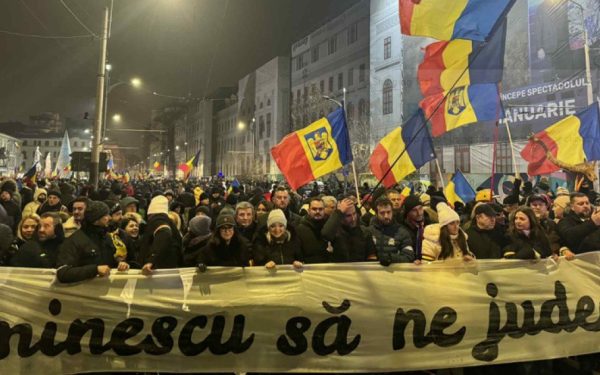 Mii de manifestanți în Piața Victoriei: violențe între protestatari și jandarmi.