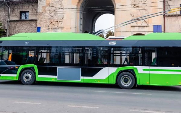 Troleibuze electrice Yutong, achiziție a Primăriei Capitalei, ajung în țară pentru linia 86