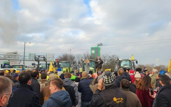 Fermierii români protestează la Strasbourg împotriva Acordului Mercosur Începând cu ora 10:30, marți, peste 200 de fermieri români, membri ai organizațiilor Pro Agro și Alianța pentru Agricultură și Cooperare, s-au alăturat zecilor de mii de agricultori din întreaga Uniune Europeană pentru a manifesta împotriva Acordului Mercosur