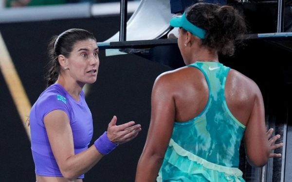 Sorana Cîrstea, eliminată de Naomi Osaka la Australian Open cu tensiuni pe teren Jucătoarea română de tenis Sorana Cîrstea a suferit o înfrângere dramatică în runda a doua a turneului Australian Open, cedând în fața japonezei Naomi Osaka cu scorul de 6-3, 4-6, 6-2
